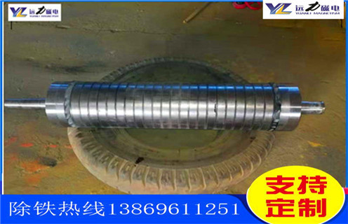 石英砂除铁磁选机的性能特点_钒钛铁矿石英砂除铁磁选机的性能特点型号参数及磁场强度，石英砂除铁磁选机按磁场的强度分强磁除铁机和低磁除铁机，强磁除铁机的磁场强度在12000高斯到15000高斯之间，低磁除铁机的磁场强度在3000高斯左右。不同的矿物的则需要不同的选矿设备，结构性质的不同来选择不同的磁场。AB平台的磁选设备型号齐全，规格标准，质量可靠，是广大矿山公司的理想合作伙伴。 一、石英砂除铁磁选机的性能特点_钒钛铁矿石英砂除铁磁选机的性能特点型号参数及磁场强度 石英砂除铁磁选机是一种永磁除铁器，采用超强稀土永磁钕铁硼作为磁源，磁笥能稳定，磁路设计独特，此除铁器磁力强，磁场梯度高，吸力远大于国标除铁器;具有自动纠偏功能的腰鼓形滚筒，全密封铸钢轴承座，保证除铁器在各种恶劣环境下长期无故障工作。其广泛应用于煤矿、码头、火力发电、水泥、建材等行业。 二、石英砂除铁磁选机的性能特点_钒钛铁矿石英砂除铁磁选机的性能特点型号参数及磁场强度性能特点: 1、采用计算机模拟磁路设计，磁场分布不合理，透磁深度大。 2、除铁器本体比电磁除铁器简化，不需励磁电源，不需冷却系统。 3、省电节能，故障率低。 4、操作简单，运行安全可靠