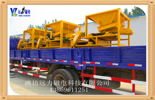 小型磁选机生产使用视频,小型磁选机也有大能量.小型磁选机是比较精致的设备,它作用于微细粒矿物的分选中却有非常好的效果,能够适合于多种矿物的提纯除杂工作.磁选机的价格主要有磁场强度决定的.在磁选机的型号.材质等各方面都相同的情况下,磁场越高,磁选机的价格也就越高.一般来说,磁选机的型号越大,相同时间里的处理量也就越大,型号越大制造磁选机所用的材料也就越多,所以磁选机型号越大,磁选机的价格也就越高.小型磁选机的强大性能让人震惊,比较适用于中小型选矿厂.