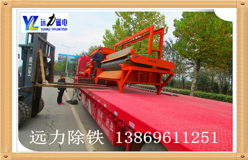 　锰矿全自动湿式磁选机是针对弱磁性矿物研发而成的永磁设备,磁性材料采用钕铁硼,所以该设备磁性大,最高场强可达到16000高斯,不易退磁处理量大.AB平台生产的锰矿全自动湿式磁选机在菱锰矿石的选矿提纯方面采用磁选的选矿方式,具有其他选矿方法所不能代替的选矿优势,是分选锰矿和其他弱磁性矿石的理想的选矿设备.  　　1.锰矿全自动湿式磁选机优势  　　1.1具有较高磁感应强度,磁系全部使用钕铁硼磁性材料,能实现较高的回收率,以达到粗选或扫选的目的  　　1.2小极距.多磁极交变磁系设计,能在选矿过程中有效防止机械夹杂  　 1.3根据物料特点及选矿要求可选择顺流.逆流.半逆流槽体  　　1.4活动式槽体,能根据物料的变化方便调整磁滚筒与槽体间的排矿间距,进而调整精矿品位及设备处理量  　 1.5精矿排矿可使用高压水冲或毛刷卸矿两种方式,以实现强磁性矿物有效卸矿