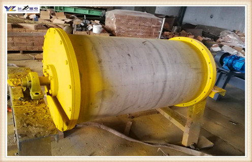 永磁滚筒选择对的厂家成就一番事业,在竞争力度日益激烈的选矿行业,仍旧有很多用户是以惨状的失败而告终,甚至是投资成本都收不回来.面对这种情况,不禁令人惋惜.是什么造就了一场场失败?是不懂.对选矿设备的使用技术与方法的不懂?作为一个磁选设备生产厂家,我们不得不一而再再而三的重复永磁滚筒设备的正确使用方法.进而让更多的人受益,让更少的悲剧产生. 1.永磁滚筒在使用中常由于一些故障或者操作不当导致效率低或者回收率低,这些问题技术专家一眼就可以看出来,如何进行正确的解决还是需要从源头做起.下面听听山东AB平台的技术专家如何改进这些问题.