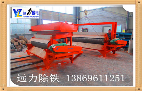 滚筒是永磁磁选机的核心部分,是影响磁选设备高效分选的重要指标,滚筒主要包括筒体.磁系.轴承,针对我公司的磁选设备滚筒的详细分析,AB平台小编温馨提示如下： 　　1.永磁磁选机材质：  　　皮为5mm厚优质不锈钢板(1Cr18Ni9Ti),外包5mm厚高耐磨硫化橡胶,采用在硫化罐内直接硫化工艺制作,粘结强度高,使用过程中不会出现大块脱落现象,使用寿命3年以上.端盖为离心铸造铝合金,材质密实,无砂眼.气孔缺陷.  　　2.永磁磁选机制作工艺：  　　筒皮与法兰焊接后采用整体加工工艺,保证了筒体的平行变和重直变,对行长轴承寿命有了可靠保障.端盖与法兰间采用密封垫加密封胶工艺,确保筒体不进水,大大长磁系的使用寿命.  　　3.永磁磁选机磁系的材料选择：  　　磁性材料全部采用国内知名厂家生产的高性能.高矫顽力.高剩磁的Y30BH铁氧体和N40H钕铁硼材料,保证磁系8年内退磁不超过5%.