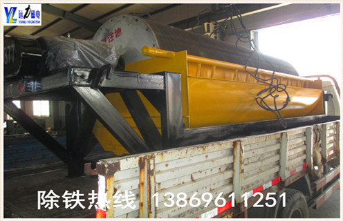 抛丸机永磁筒式磁选机工作原理：  　　经原料矿石筛选后由进料器从干式磁选机的顶部,通过料斗连接,在流动到顶部的辊子松动,状态下降时,铁磁性材料通过重力和磁力,快速落在滚筒上,并吸附在滚筒表面.  　　非磁性有色金属材料在重力作用下落在磁性材料的外面.这些材料随着筒体的旋转,非磁性材料在重力作用下从气缸下落,在滑槽中.含铁磁性材料吸附在圆筒的表面上并继续旋转,直到其不具有磁力.材料从带式输送机排出,并最终分成含铁材料和无铁材料.  　　3.抛丸机永磁筒磁选机实验  　　潍坊AB平台配备各类选矿实验的磁选设备,型号齐全,优质低价,可定制,并且公司成立了大型选矿实验室,可以普通的金属矿物和非金属矿物加工在机器上和实验室为客户分析其成份,并为客户推荐客户使用相关型号.