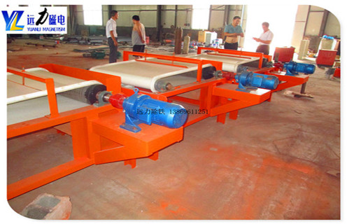 干式磁选机工作原理及参数,AB平台生产的干式磁选机,所选择的矿物主要是石英砂,石英砂其实是一种重要的非金属矿物,主要是被石英石加工破碎.石英砂的一个重要应用是作为陶瓷体和釉料原料使用,但往往含有赤铁矿,褐铁矿,黑云母等杂质.  　　1.干式磁选机的工作原理  　　石英砂干式高强磁磁选机可以去除一种铁杂质,提高煅烧后石英砂的亮度,以及陶瓷制品的光泽度,从而提高产品的价值石英砂干式高强度磁选机使用带式分选结构,在整个工作区从进料到物料,由带驱动的材料,物料可以进行多次磁力搅拌,同时起到水冲洗的作用,去除磁性尾矿,带有磁性将矿物输送到选板机的退磁区,使得具有磁性的矿物通过退磁装置去除,完成修整过程,机器功率小,处理量大,磁场强度高,实现质量好,可以获得更大的效益.