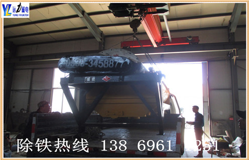 为什么普通型干式磁选机的跑尾情况比较高,潍坊AB平台生产的干式磁选机具有磁系设计结构先进.整机重量轻.运转快速可靠.而且维修方便.干式磁选机非常适用于干旱缺水地区, 这样不仅能够节省水资源,而且能够为客户降低选矿成本,为超贫磁铁矿开采和利用开辟了一条新途径.​