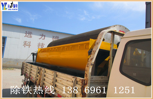 .远力干式磁选机新型设计,减少尾矿跑尾  　　AB平台独创的专利技术,采用吸附.去杂.提纯.脱磁4段复合磁系的排列方法,采用优质铁氧体和钕铁硼材料与稀土磁钢复合而成.此种磁系排列方法可广泛应用于贫磁铁矿的富集提纯.河沙选铁.钢渣提纯.钛铁矿分离等,干式磁选机非常适用于干旱缺水地区,节省水资源,降低选矿成本,为超贫磁铁矿开采和利用开辟了一条新途径. 采用独有变频调速电动机,使用寿命长,运行故障低,可随时调节粗精矿品味高低