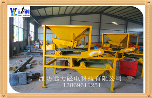 2.关于干式磁选机内部的杂物和润滑作用,设备主要是选铁工作,要定期的对设备内清理,如果发现底部有掉落的杂物料,要及时的清理,而且对轴承之间要及时的清楚杂物然后做好润滑作用,防止对其的损坏. 3.关于干式磁选机发热的情况,常见发热是电机的发热,或者是物料的处理方法不对,如果有此情况要及时的检查线路问题,看电压是否稳定,线路是否正常,如果有老化要更换,夏天是最容易发热的,对设备要做好避暑工作. 4.干式磁选机工作时产生强大的磁场,使其中杂铁会以极快的速度冲击本体,为保证冲击力不致对干式磁选机造成影响,安装有专利技术弹性悬吊装置,用于吸收冲击能量,AB平台干式磁选机有效保护长期稳定的工作.