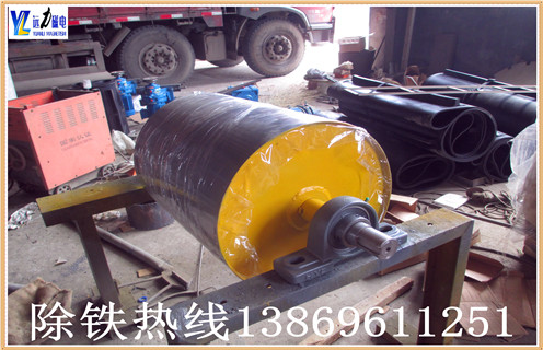 采用永磁滚筒的强磁处理碳酸钙水效果显著,高炉冷却系统对于高炉正常生产和长寿至关重要.如果冷却水有问题,在冷却器水管内部沉淀杂质或结垢或被腐蚀,那么这些部位就会产生局部过热现象,造成温度的上升,无论冷却器在设计上多么合理,终究摆脱不了被烧坏的命运.那什么能够解决的这种棘手的问题呢?那就是永磁滚筒,接下来就由潍坊远力小编给大家介绍一下永磁滚筒如何运用技术着手处理高炉循环冷却水的. 采用永磁滚筒的强磁处理循环冷却水可抑制碳酸钙沉淀的生成,使得原来附着在管壁上的旧垢明显脱落.经过对试验数据的整理分析,得到磁化防垢效果的最佳方案为磁场强度为34000 Gs.磁处理能够起到降低pH值的作用.冷却水的pH值随着时间的延长而增加,pH 值的增大将有助于垢的生成.研究表明永磁滚筒中的磁处理能够减缓pH值的增长速度,故能起到防垢抑垢的作用.水样静止12h后pH值的变化规律与试验进行中类似,说明磁处理具有“记忆效应”.随着时间的增加.水温的升高,经过磁场强度34000Gs处理的循环水的电导率下降的时间推后,使析出晶核的时间延长,抑制沉淀的产生