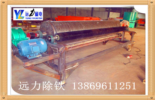 滚筒是永磁磁选机的核心部分,是影响磁选设备高效分选的重要指标,滚筒主要包括筒体.磁系.轴承,针对我公司的磁选设备滚筒的详细分析,AB平台小编温馨提示如下： 　　1.永磁磁选机材质：  　　皮为5mm厚优质不锈钢板(1Cr18Ni9Ti),外包5mm厚高耐磨硫化橡胶,采用在硫化罐内直接硫化工艺制作,粘结强度高,使用过程中不会出现大块脱落现象,使用寿命3年以上.端盖为离心铸造铝合金,材质密实,无砂眼.气孔缺陷.  　　2.永磁磁选机制作工艺：  　　筒皮与法兰焊接后采用整体加工工艺,保证了筒体的平行变和重直变,对行长轴承寿命有了可靠保障.端盖与法兰间采用密封垫加密封胶工艺,确保筒体不进水,大大长磁系的使用寿命.  　　3.永磁磁选机磁系的材料选择：  　　磁性材料全部采用国内知名厂家生产的高性能.高矫顽力.高剩磁的Y30BH铁氧体和N40H钕铁硼材料,保证磁系8年内退磁不超过5%.